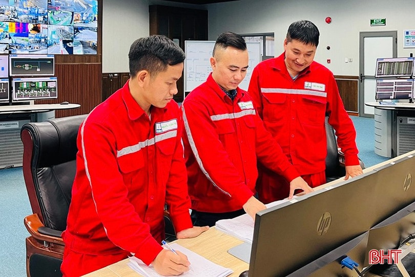 Kỹ sư Dũng chỉ đạo trong một ca trực vận hành tại Phòng Điều khiển trung tâm. bqbht_br_z7097781320213-ff640f26633b706ddc600055f175329f.jpg
