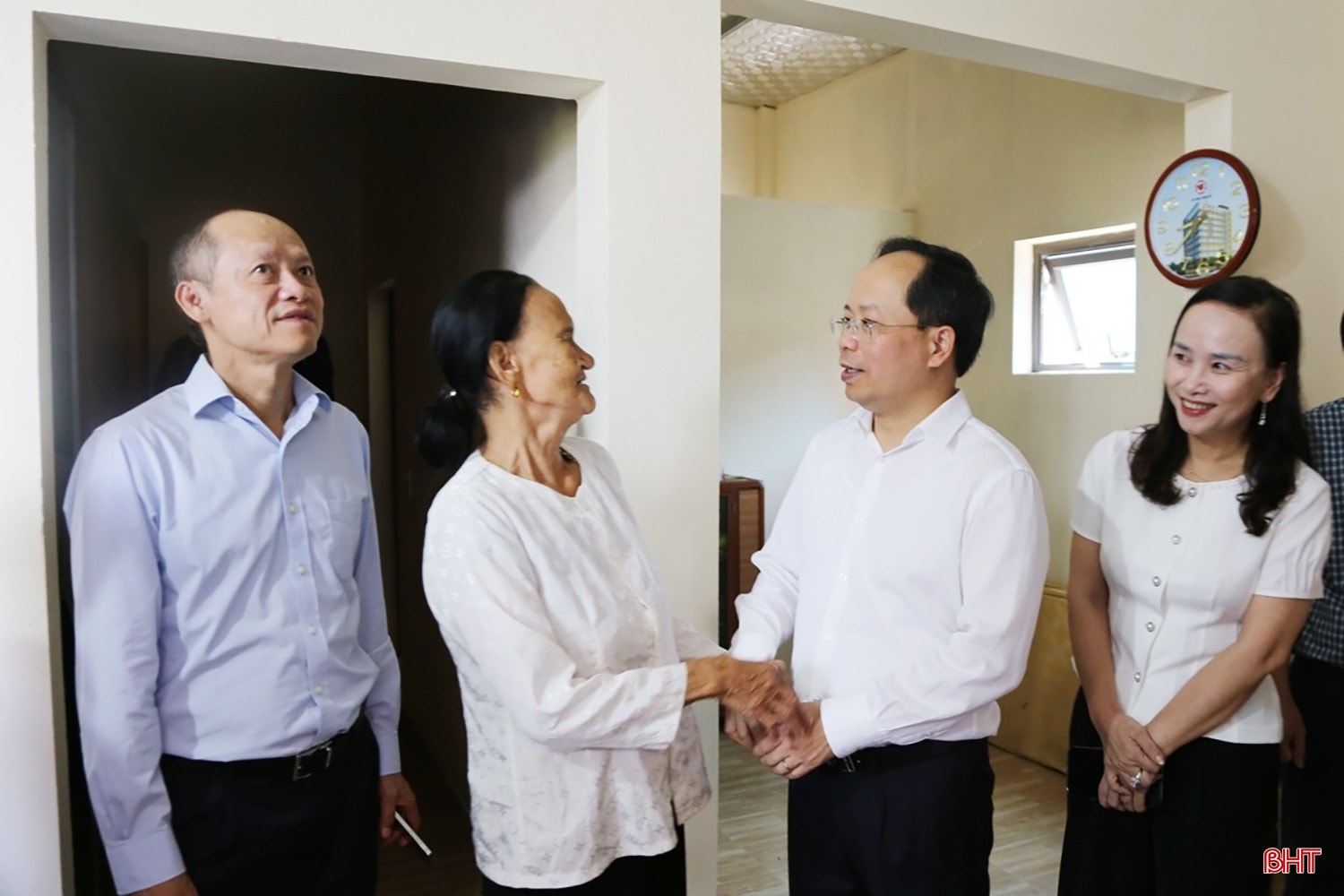 Bí thư Tỉnh ủy Nguyễn Duy Lâm và Phó Chủ tịch Thường trực UBND tỉnh Nguyễn Hồng Lĩnh (nay là Phó Bí thư Tỉnh ủy) chúc mừng gia đình bà Bùi Thị Thiên (thôn Đoài Duyệt, xã Vượng Lộc; nay thuộc xã Can Lộc) tại lễ khánh thành công trình nhà ở từ nguồn hỗ trợ của tỉnh và nguồn huy động xã hội hóa của địa phương, sự hỗ trợ của người thân, bà con lối xóm (29/5/20250).