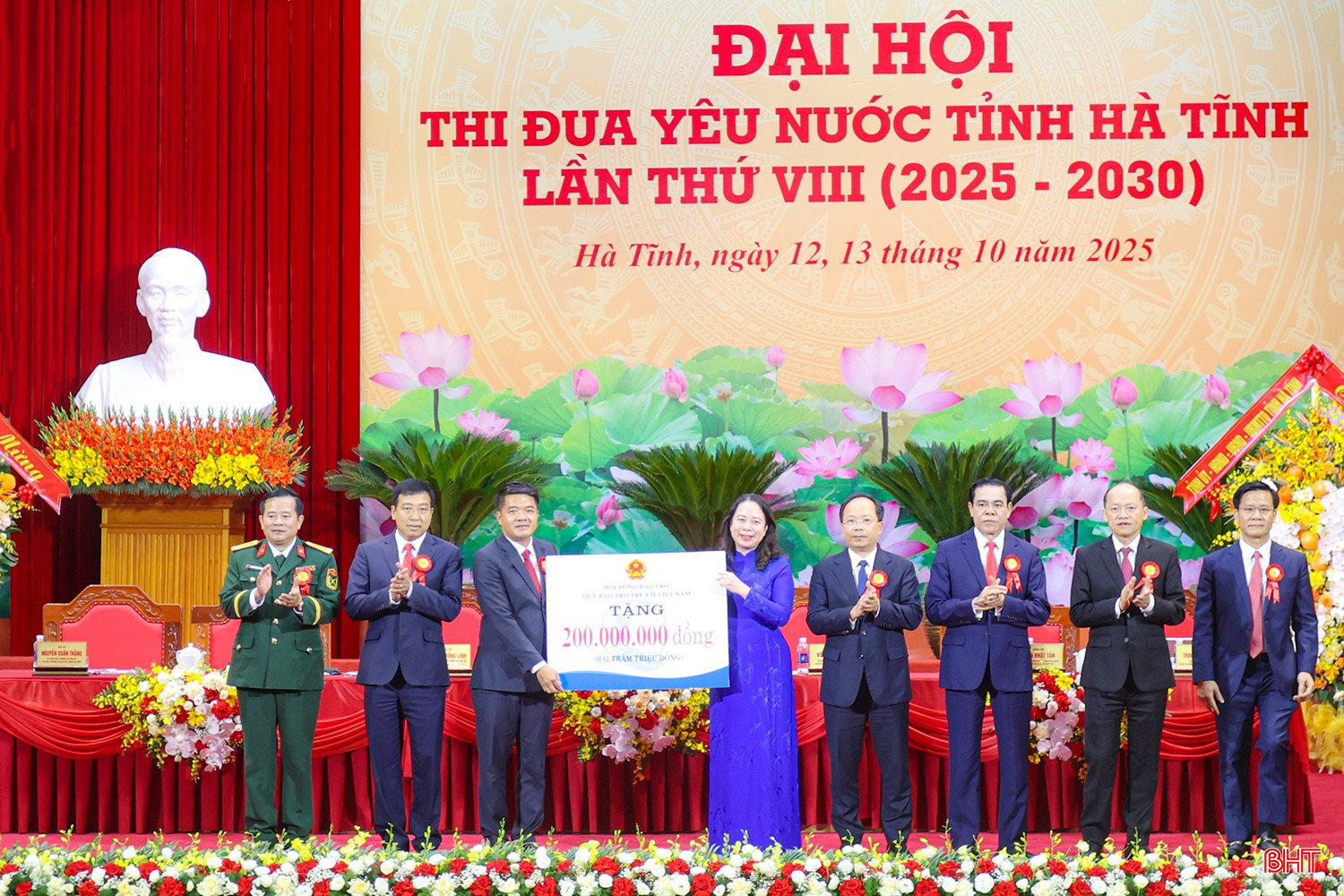 Phó Chủ tịch nước Võ Thị Ánh Xuân trao tặng quà của Hội đồng Bảo trợ Quỹ Bảo trợ trẻ em Việt Nam cho trẻ em Hà Tĩnh có hoàn cảnh khó khăn trị giá 200 triệu đồng. bqbht_br_pho-chu-tich-nuoc-tang-qua-2.jpg