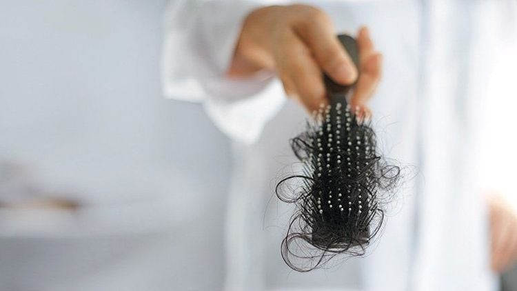 Để hết rụng tóc, bạn cần tìm được nguyên nhân tóc rụng vì sao?