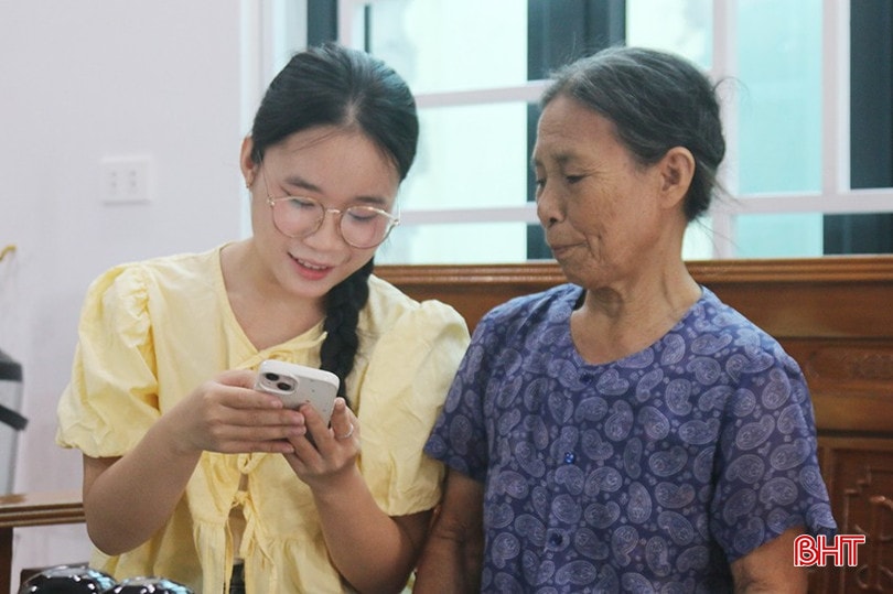 Bằng việc ứng dụng công nghệ, Diễm Mỹ đã giúp bà nội có được bức ảnh bqbht_br_z7113850135131-9eb333b91ff5afa1b3bc5123f8441903.jpg