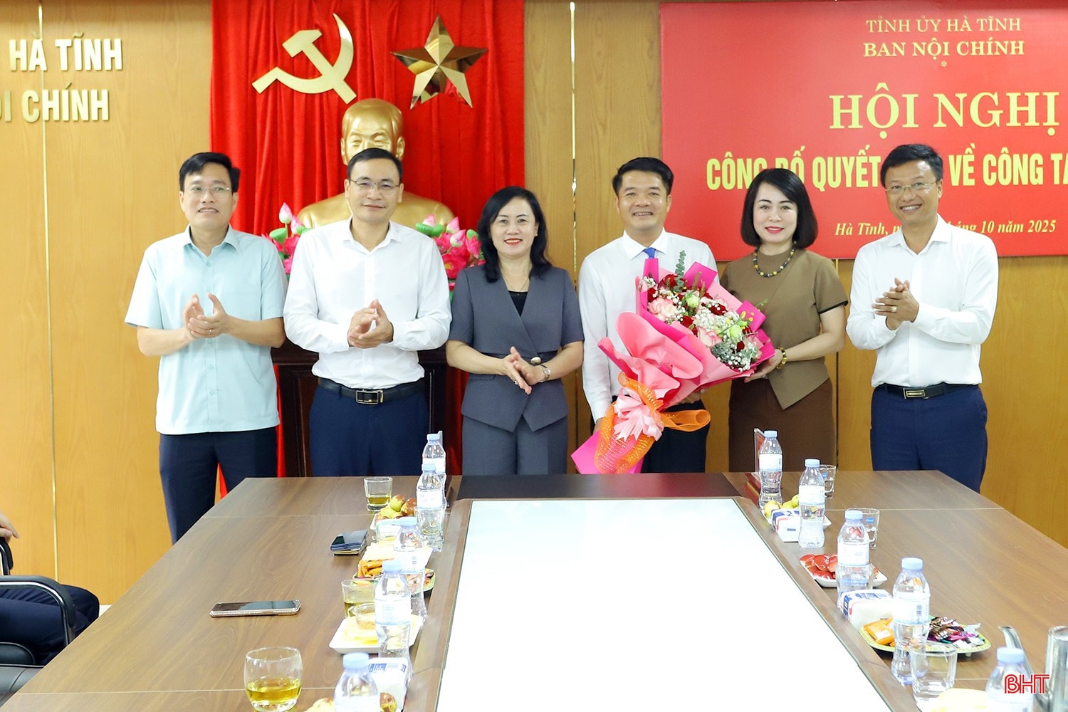 Trưởng ban Tổ chức Tỉnh ủy Trương Thanh Huyền và đại diện các ban Đảng tặng hoa chúc mừng tân Trưởng ban Nội chính Tỉnh ủy Trần Nhật Tân. bqbht_br_bo-nhiem-can-bo.jpg