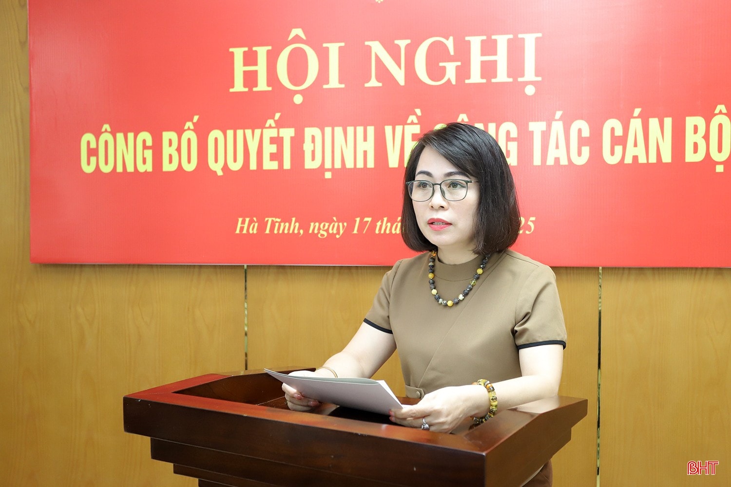 Phó Trưởng ban Tổ chức Tỉnh ủy Phan Thị Tố Hoa công bố quyết định của Ban Thường vụ Tỉnh ủy. bqbht_br_bo-nhiem-can-bo-6.jpg