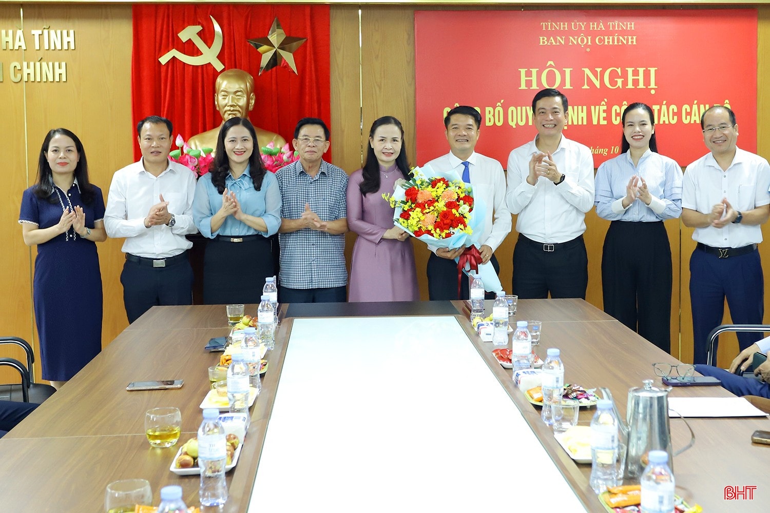 Phó Chủ tịch Thường trực Ủy ban MTTQ tỉnh Hà Tĩnh Nguyễn Thành Đồng cùng đại diện các đơn vị thuộc MTTQ tỉnh tặng hoa chúc mừng tân Trưởng ban Nội chính Tỉnh ủy Trần Nhật Tân. bqbht_br_bo-nhiem-can-bo-2.jpg