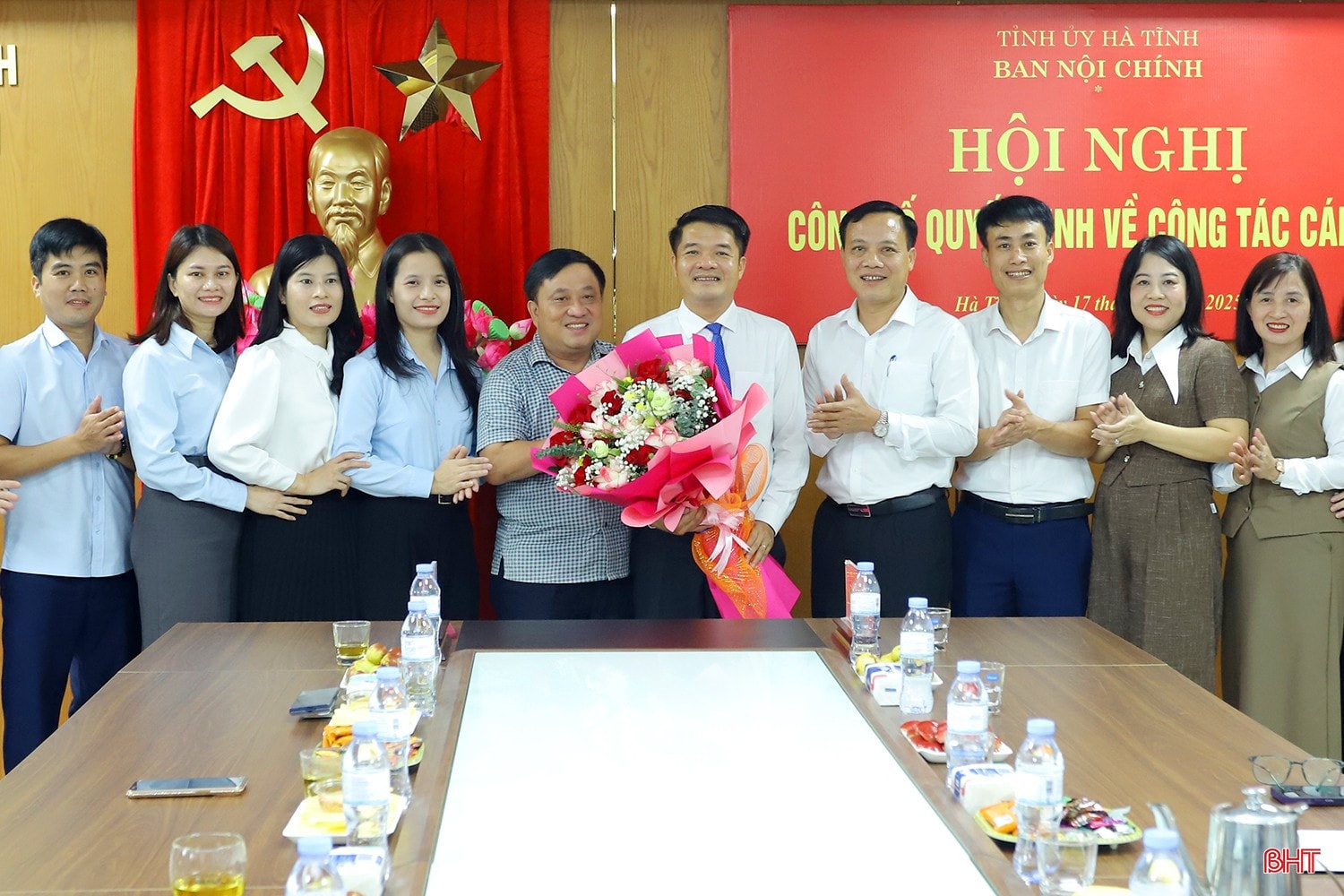 Đại diện các phòng của Ban Nội chính Tỉnh ủy tặng hoa chúc mừng tân Trưởng ban Nội chính Tỉnh ủy Trần Nhật Tân. bqbht_br_bo-nhiem-can-bo-1.jpg