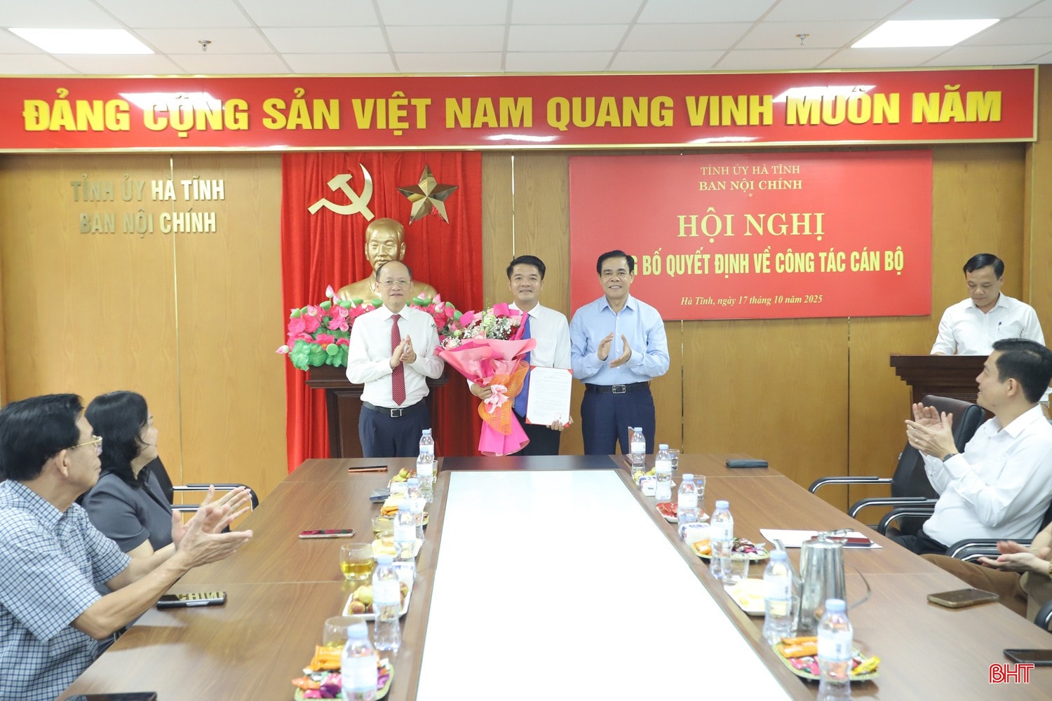 Các đồng chí lãnh đạo tỉnh trao quyết định bổ nhiệm Trưởng ban Nội chính Tỉnh ủy cho đồng chí Trần Nhật Tân. bqbht_br_img-0506.jpg