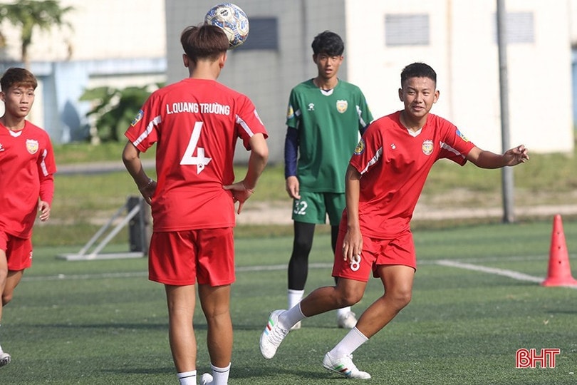 Đội bóng tham dự giải với tổng cộng 25 cầu thủ thuộc biên chế U19 và U17 Hồng Lĩnh Hà Tĩnh. image-32.jpg