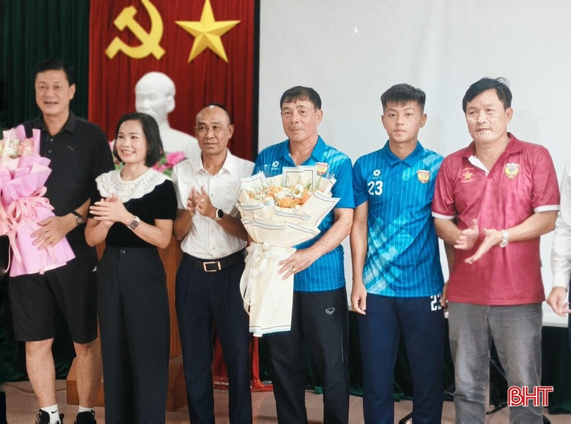 Tại buổi gặp mặt vào chiều 20/10, lãnh đạo Sở VH-TT&DL, Trung tâm Huấn luyện và Thi đấu TDTT Hà Tĩnh ghi nhận, biểu dương tinh thần tập luyện, thi đấu nỗ lực của các vận động viên, huấn luyện viên trong thời gian qua; đồng thời mong muốn đội bóng đá trẻ tiếp tục giữ vững kỷ luật, tinh thần đoàn kết, thi đấu tự tin – cống hiến – quyết tâm giành kết quả cao nhất, góp phần lan tỏa phong trào thể thao tỉnh nhà. bqbht_br_565236836-1159679116262143-3644712460777372608-n.jpg