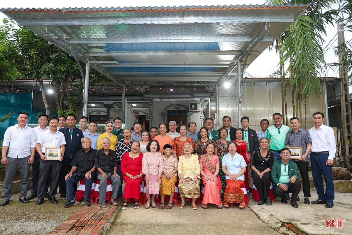 Đoàn Trường Đại học Kasetsart chụp ảnh lưu niệm cùng lãnh đạo tỉnh, lãnh đạo địa phương và bà con nhân dân làng Tân Kiều. bqbht_br_aimg-2090.jpg