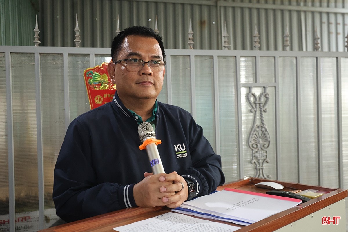 Phó Giáo sư, Tiến sĩ Passakorn Ongarj trao đổi cùng người dân làng Tân Kiều một số nội dung về phát triển nông nghiệp. bqbht_br_aimg-2033.jpg