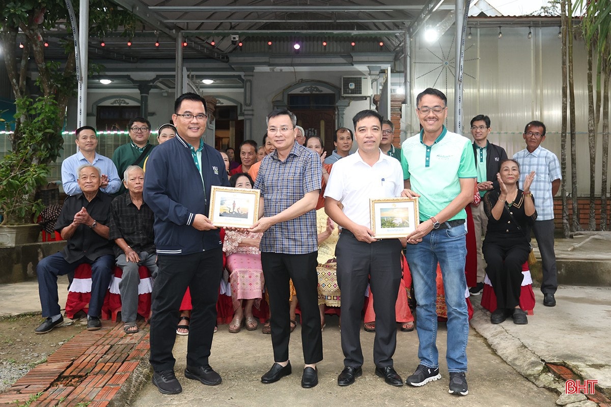 Đoàn Trường Đại học Kasetsart tặng quà lưu niệm lãnh đạo địa phương. bqbht_br_aimg-2079.jpg