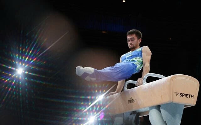 VĐV Israel, Pavel Gulidov trong phần thi ngựa tay quay ở nội dung toàn năng tại giải thể dục dụng cụ thế giới ở Antwerp, Bỉ ngày 5/10/2023. Ảnh: AP