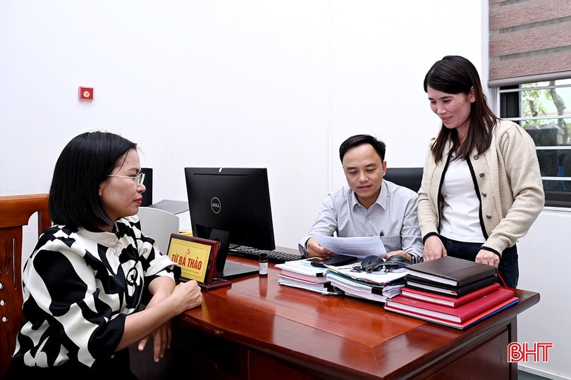 Cán bộ, chuyên viên Ban Xây dựng Đảng xã Đông Kinh sẵn sàng tiếp nhận các thông tin từ cơ sở để kịp thời giải thích, hướng dẫn trong quá trình lấy ý kiến góp ý. bqbht_br_dsc-87d38.jpg