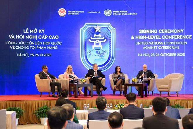 Các đại biểu thảo luận tại Hội thảo cấp cao Các đại biểu thảo luận tại Hội thảo cấp cao