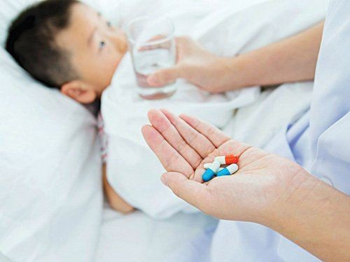 Trẻ bị cảm lạnh cần sử dụng thuốc theo đúng chỉ định của bác sĩ Nhi khoa
