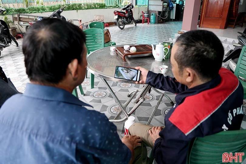 Ông Sơn lắp đặt hệ thống tự động, camera giám sát để theo dõi sát sao tình hình vật nuôi. image.jpg