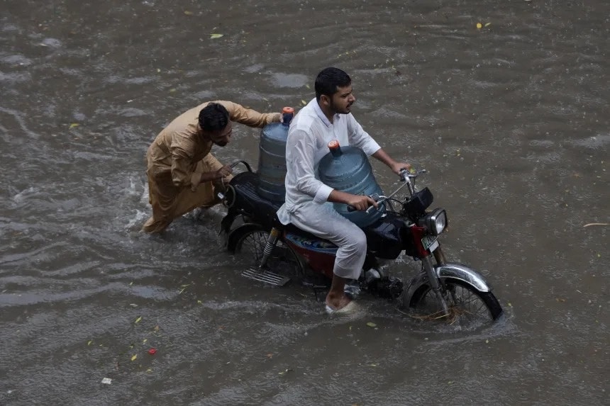 Mưa lũ tại Nam Á diễn ra liên tục do không khí ẩm ngưng tụ, va vào các dãy núi cao. Ảnh: Reuters.