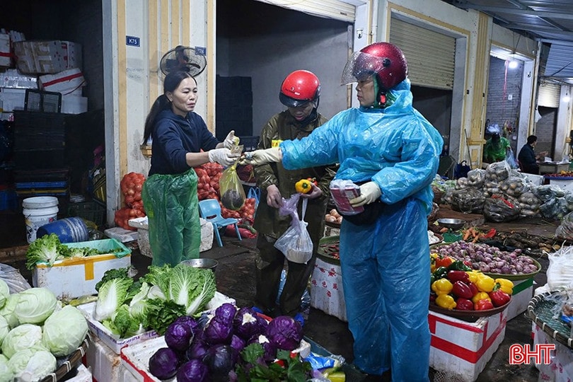 Theo các tiểu thương, giá rau tăng cao do mưa lớn nên nguồn cung hạn chế và khâu vận chuyển khó khăn. bqbht_br_r4.jpg