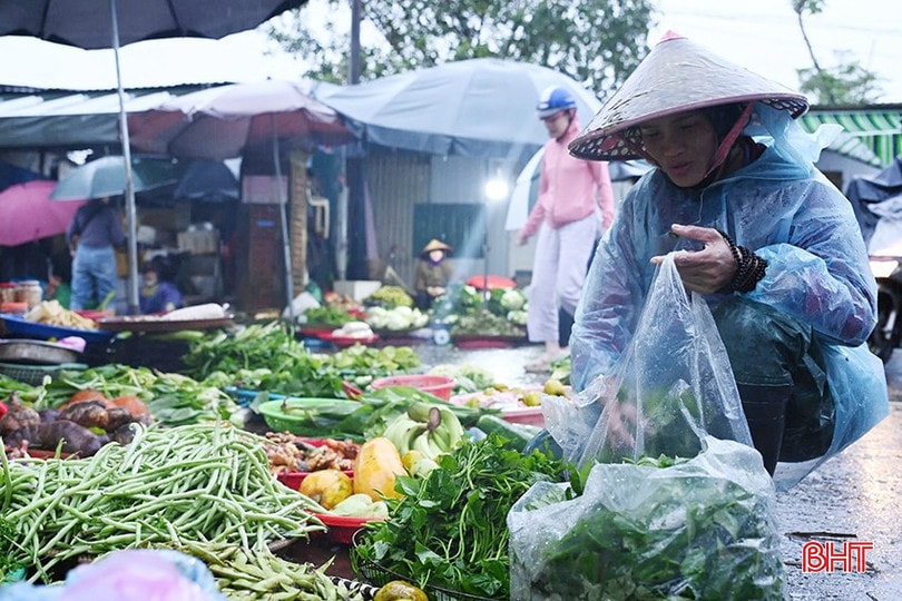 Nhiều mặt hàng rau xanh tăng giá từ 50 - 70%, một số loại tăng gấp đôi ngày thường. bqbht_br_r8.jpg