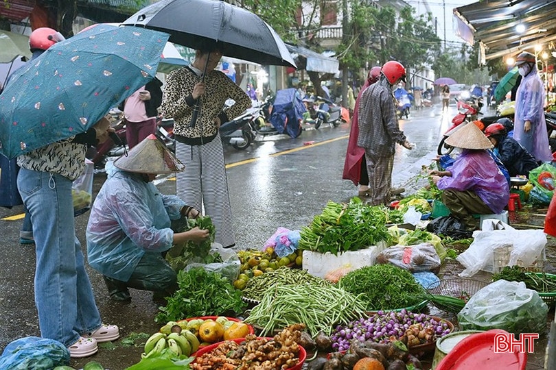 Mưa lũ kéo dài và xảy ra trên diện rộng khiến giá các mặt hàng rau, củ tăng mạnh. bqbht_br_r11.jpg