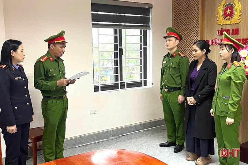 Cơ quan điều tra tống đạt quyết định khởi tố bị can, lệnh bắt tạm giam Đậu Thị Huyền Trang. bqbht_br_z7185529484377-a1ded43136df4e18848064942a20c1c2.jpg