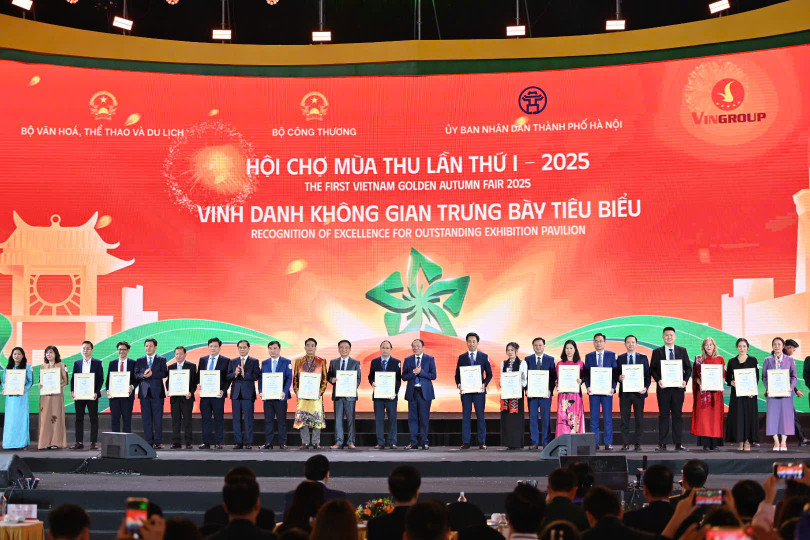 Phó Giám đốc Sở Công thương Hà Tĩnh Võ Tá Nghĩa (thứ 4 từ trái sang) nhận giải “Không gian trưng bày tiêu biểu” tại Hội chợ mùa Thu năm 2025 vinhdanh-21004780.jpg