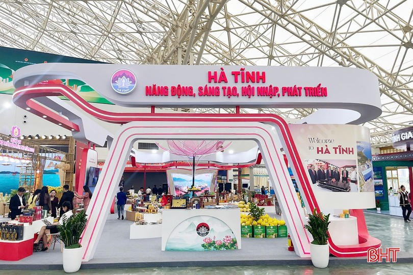 Gian hàng Hà Tĩnh với chủ đề “Hà Tĩnh – Năng động, sáng tạo, hội nhập, phát triển” được đông đảo khách hàng đến tham quan, mua sắm và trải nghiệm. mnahswqq.jpg