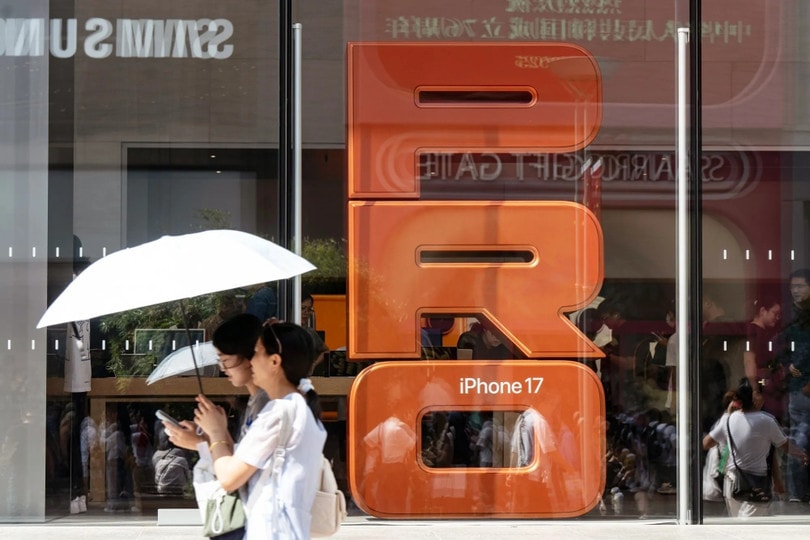 Quảng cáo iPhone 17 Pro trước một cửa hàng của Apple. Ảnh: Bloomberg.