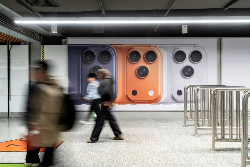 Quảng cáo iPhone 17 Pro tại một ga tàu điện ở Thượng Hải (Trung Quốc). Ảnh: Bloomberg.