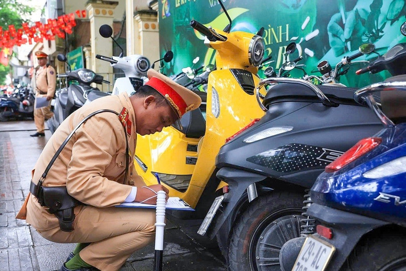 CSGT Hà Nội phối hợp cùng công an cơ sở kiểm tra các bãi xe trường học ở Hà Nội sáng 4/11 (Ảnh: Ngọc Tiến). 1.jpg