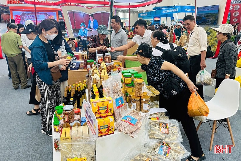 Sản phẩm nước mắm, hải sản khô của Hợp tác xã Thu mua, chế biến thủy hải sản Chiến Thắng có sức tiêu thụ cao. bqbht_br_t3.jpg