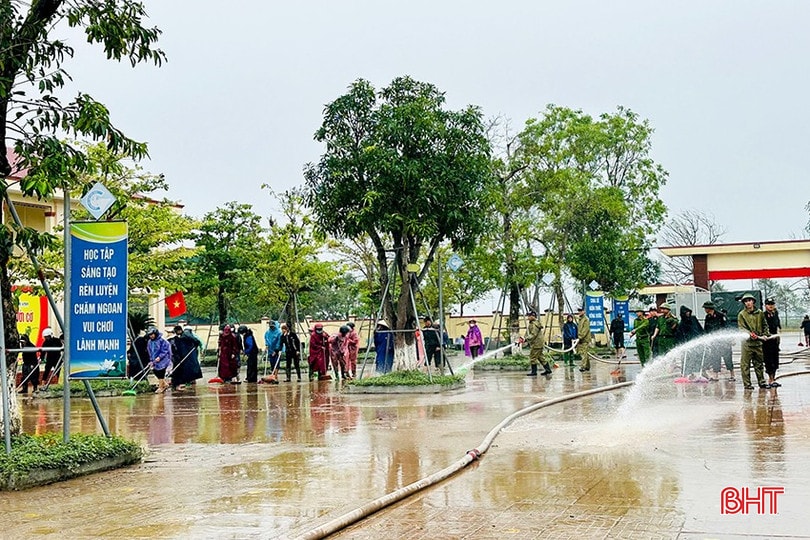 Các lực lượng công an, đoàn thể tiếp tục hỗ trợ Trường Tiểu học Cẩm Vịnh vệ sinh trường lớp. bqbht_br_22.jpg