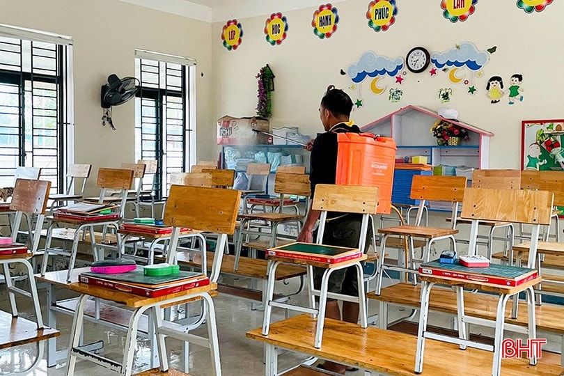 Trường Tiểu học Cẩm Vịnh phun tiêu độc khử trùng, chuẩn bị đón học sinh trở lại trong tuần tới. bqbht_br_25.jpg