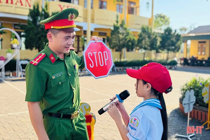 Các trường học ở Hà Tĩnh tăng cường phối hợp lực lượng chức năng phổ biến, tuyên truyền, giáo dục pháp luật về an toàn giao thông cho học sinh. bqbht_br_111.jpg
