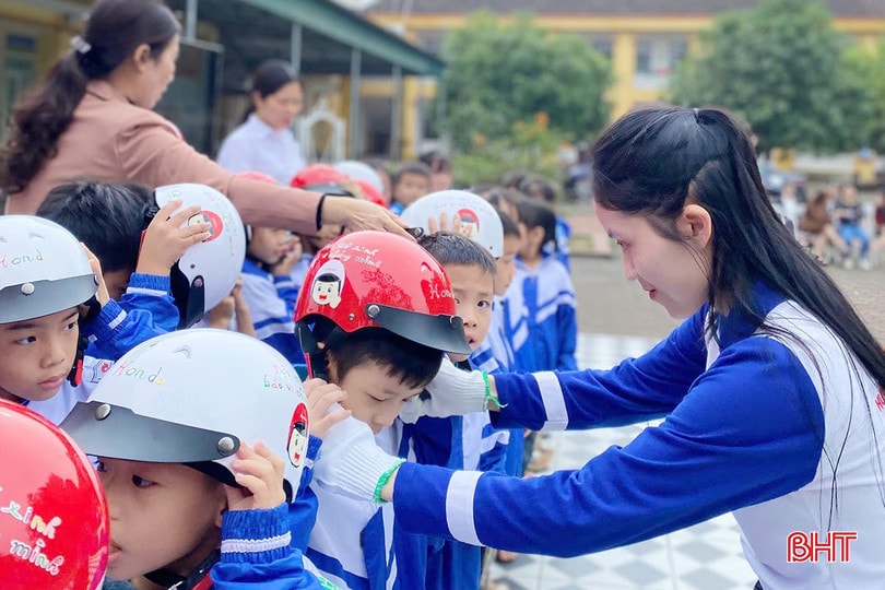 Đội mũ bảo hiểm đúng quy định cho trẻ khi tham gia giao thông là trách nhiệm của người lớn. bqbht_br_sa.jpg