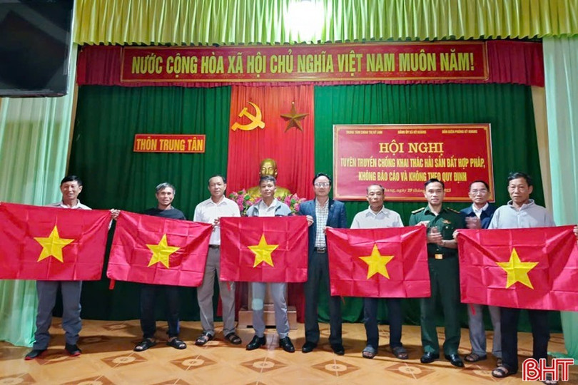 Đồn Biên phòng Kỳ Khang phối hợp với chính quyền địa phương trao tặng 130 lá cờ Tổ quốc cho bà con ngư dân. don-ky-khang.jpg