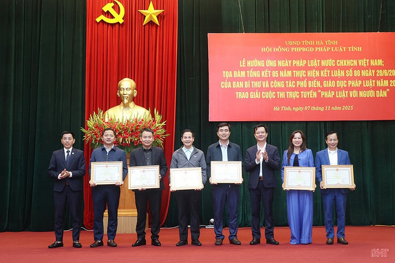 Các tập thể nhận bằng khen của Chủ tịch UBND tỉnh vì có thành tích trong công tác phối hợp PBGDPL năm 2025. tuyen-truyen-cong-tac-phap-luat.jpg
