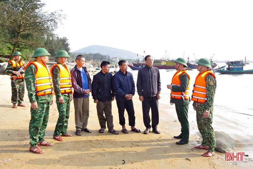Lực lượng Biên phòng Hà Tĩnh tuyên truyền pháp luật về phòng chống khai thác IUU đến tận ngư dân. tuyen-truyen-phap-luat-ngu-dan.jpg