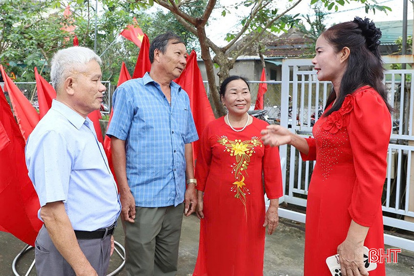 Bà Thảo (thứ 2 phải sang) cùng người dân thôn Thiên Thai (xã Đồng Tiến) vui vẻ trò chuyện bên lề ngày hội. bqbht_br_e3331.jpg