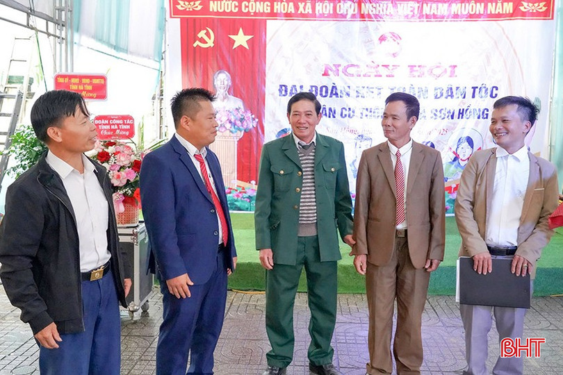 Người dân xã vùng biên Sơn Hồng trong ngày hội đoàn kết toàn. bqbht_br_dqwer.jpg