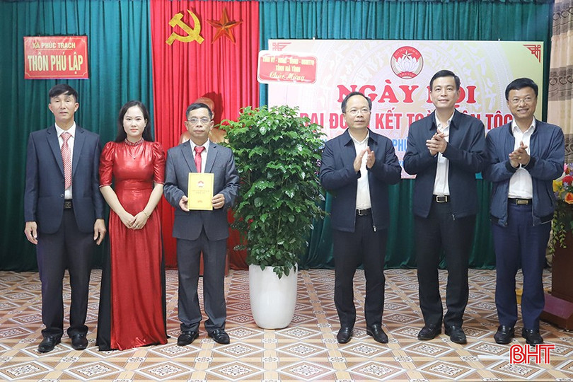 Món quà ý nghĩa Bí thư Tỉnh ủy Nguyễn Duy Lâm và đoàn công tác tặng thôn Phú Lập gửi gắm thông điệp cùng nhau chăm lo, gìn giữ môi trường sống xanh - sạch - đẹp. bqbht_br_img-17f88.jpg