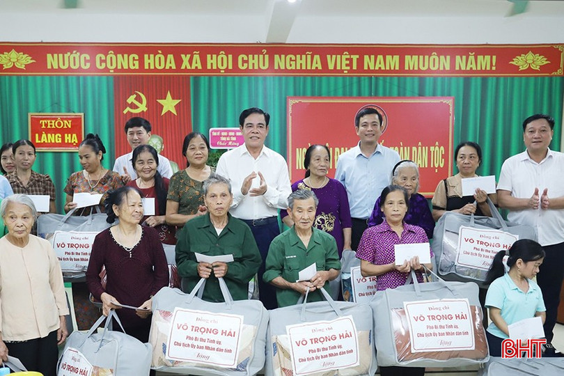 Cùng với tặng cây xanh cho thôn, Chủ tịch UBND tỉnh Võ Trọng Hải trao tặng quà cho người dân khó khăn xã Đức Thọ. bqbht_br_image.jpg