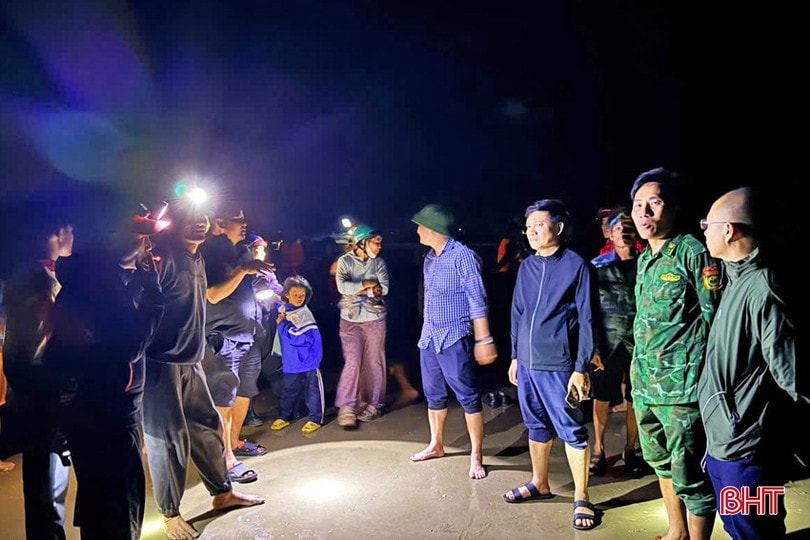 Lãnh đạo xã Lộc Hà và lực lượng chức năng triển khai các phương án tìm kiếm cứu hộ, cứu nạn xuyên đêm trên bờ biển thôn Yên Điềm. bqbht_br_z7214416569579-9f6b6d027690570729130c8f78b3faf3.jpg