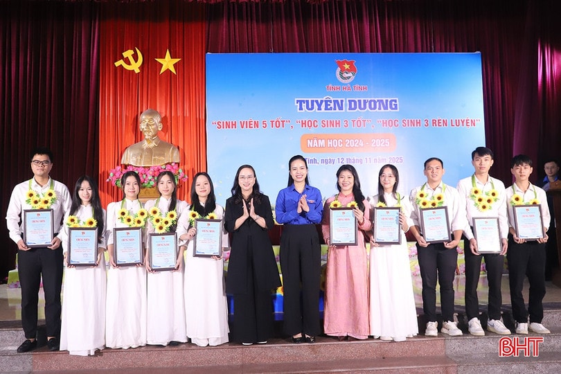 10 sinh viên có thành tích xuất sắc trong học tập và hoạt động phong trào được trao danh hiệu 