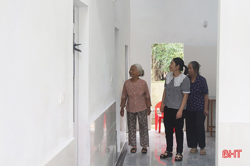 Người dân thôn 4 vui mừng khi từ nay, gia đình chị Lê Thị Phúc đã có thể an cư, lạc nghiệp. bqbht_br_22.jpg