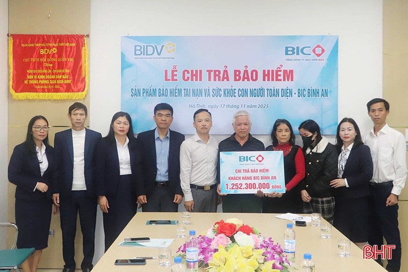 Lãnh đạo BIDV Chi nhánh Hà Tĩnh và BIC Bắc Trung Bộ trao biểu trưng chi trả bảo hiểm cho gia đình khách hàng. bqbht_br_z7233224836344-91816298923a0cacd34999772c93f92d.jpg