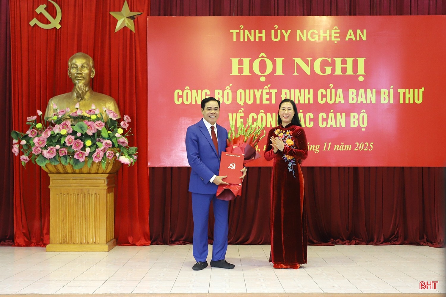 Đồng chí Bùi Thị Quỳnh Vân - Ủy viên Ban Chấp hành Trung ương Đảng, Phó Trưởng ban Tổ chức Trung ương trao quyết định và tặng hoa chúc mừng cho đồng chí Võ Trọng Hải. bqbht_br_bo-nhiem-01aaaaa.jpg