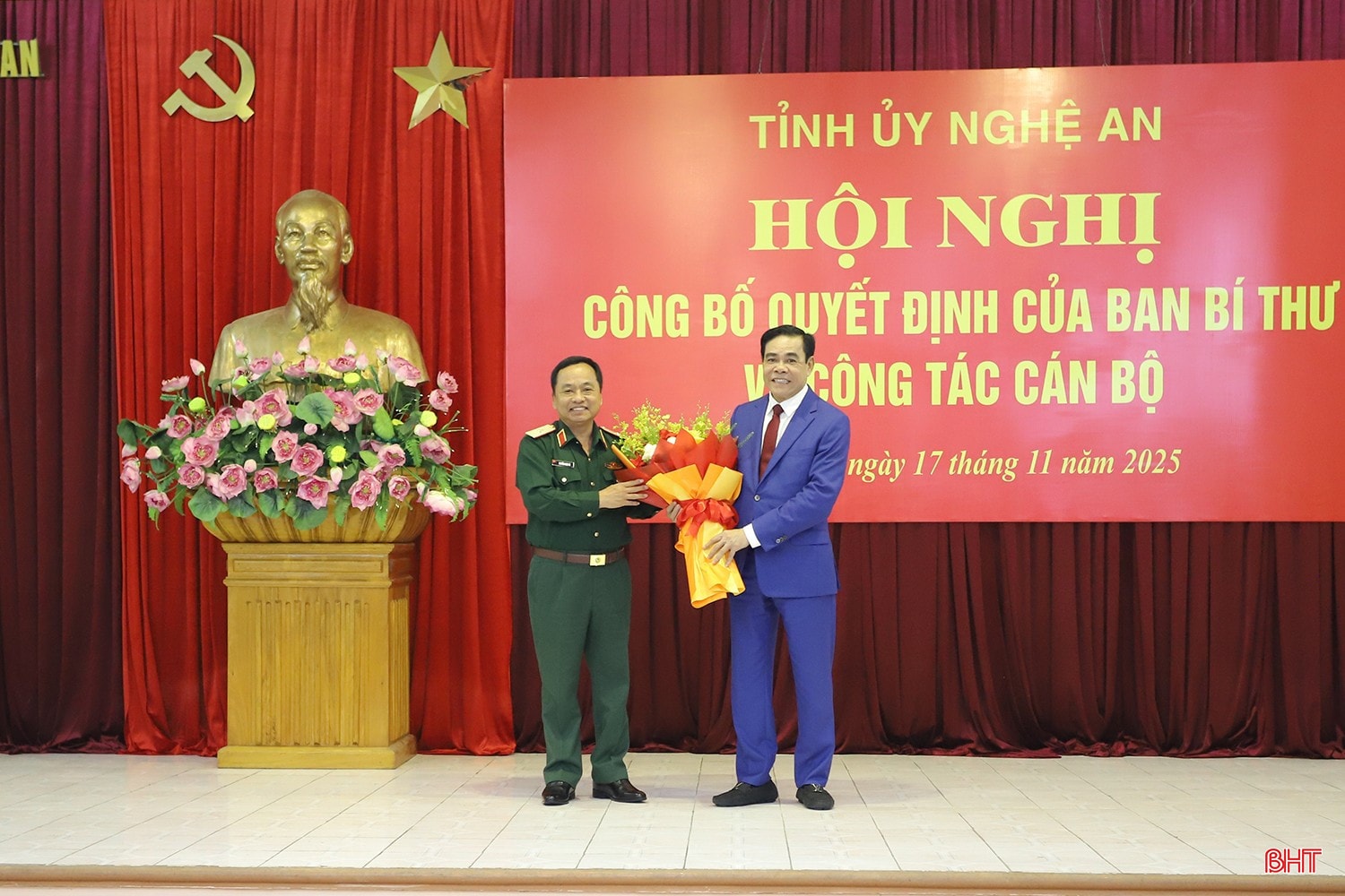 Thiếu tướng Nguyễn Ngọc Hà - Phó Tư lệnh Quân khu 4 tặng hoa chúc mừng tân Phó Bí thư Tỉnh ủy Nghệ An Võ Trọng Hải. bqbht_br_bo-nhiem-5.jpg