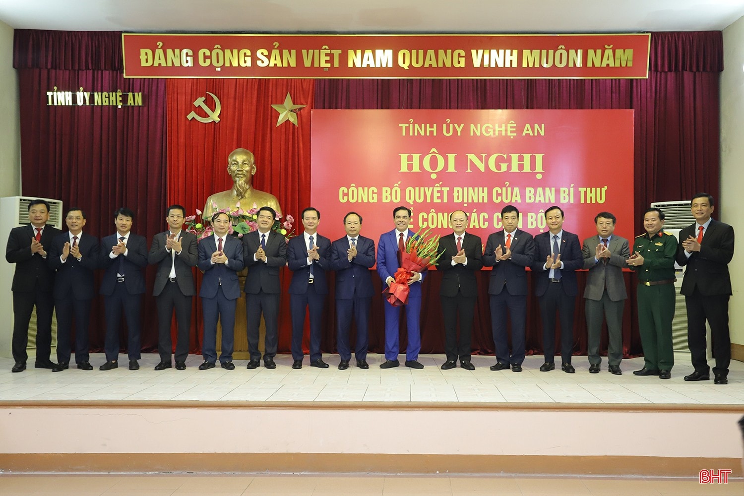 Ban Thường vụ Tỉnh ủy Hà Tĩnh tặng hoa chúc mừng tân Phó Bí thư Tỉnh ủy Nghệ An Võ Trọng Hải. bqbht_br_bo-nhiem.jpg
