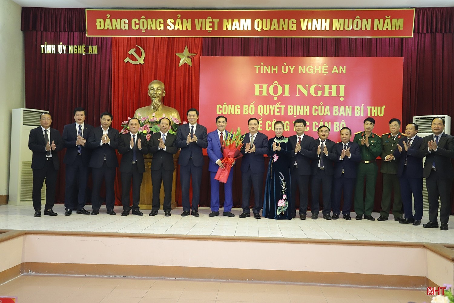 Ban Thường vụ Tỉnh ủy Nghệ An tặng hoa chúc mừng tân Phó Bí thư Tỉnh ủy Võ Trọng Hải. bqbht_br_bo-nhiemaa.jpg